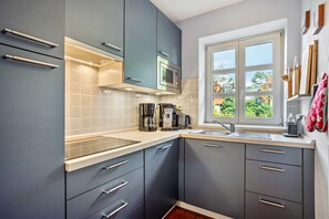 Jääkaappi, mikroaaltouuni, uuni, liesi