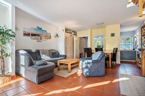 Una televisión, un reproductor de DVD, una mesa de tenis de mesa