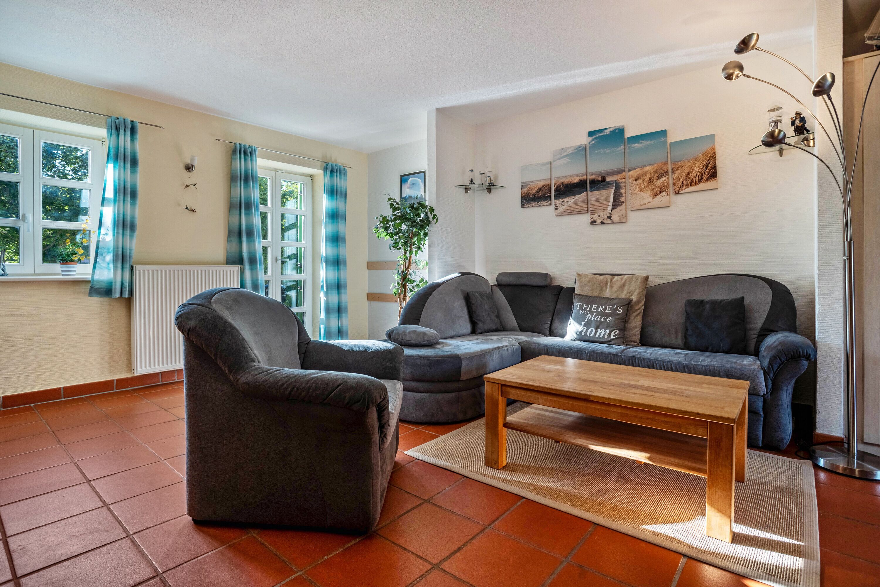 Una televisión, un reproductor de DVD, una mesa de tenis de mesa