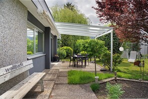 Outdoor dining - Haus Gutschi with Mountain View, Large Garden and Wi-Fi (Gemeinde Imst)