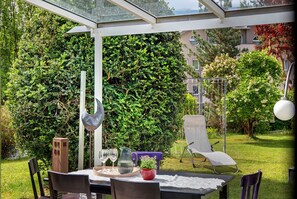 Outdoor dining - Haus Gutschi with Mountain View, Large Garden and Wi-Fi (Gemeinde Imst)