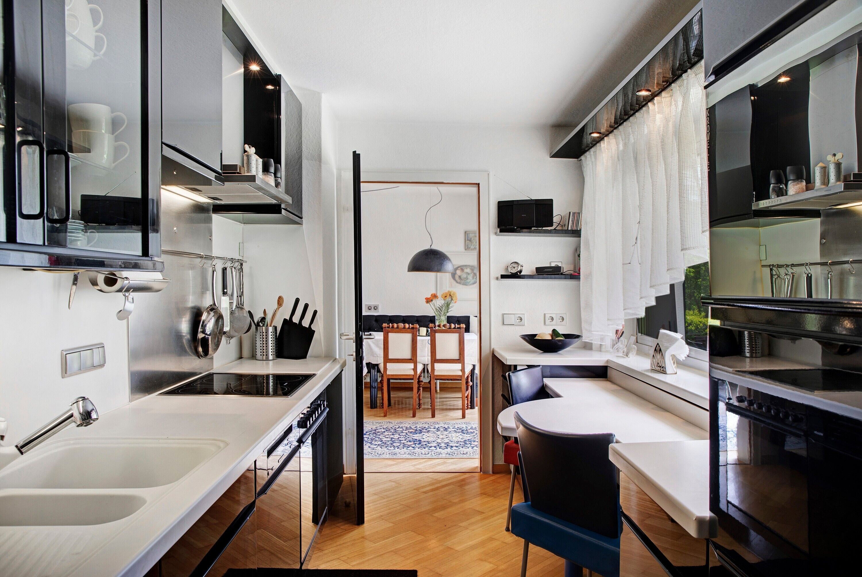 冷蔵庫、電子レンジ、オーブン、コンロ