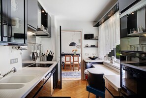 Fridge, microwave, oven, stovetop - Haus Gutschi with Mountain View, Large Garden and Wi-Fi (Gemeinde Imst)