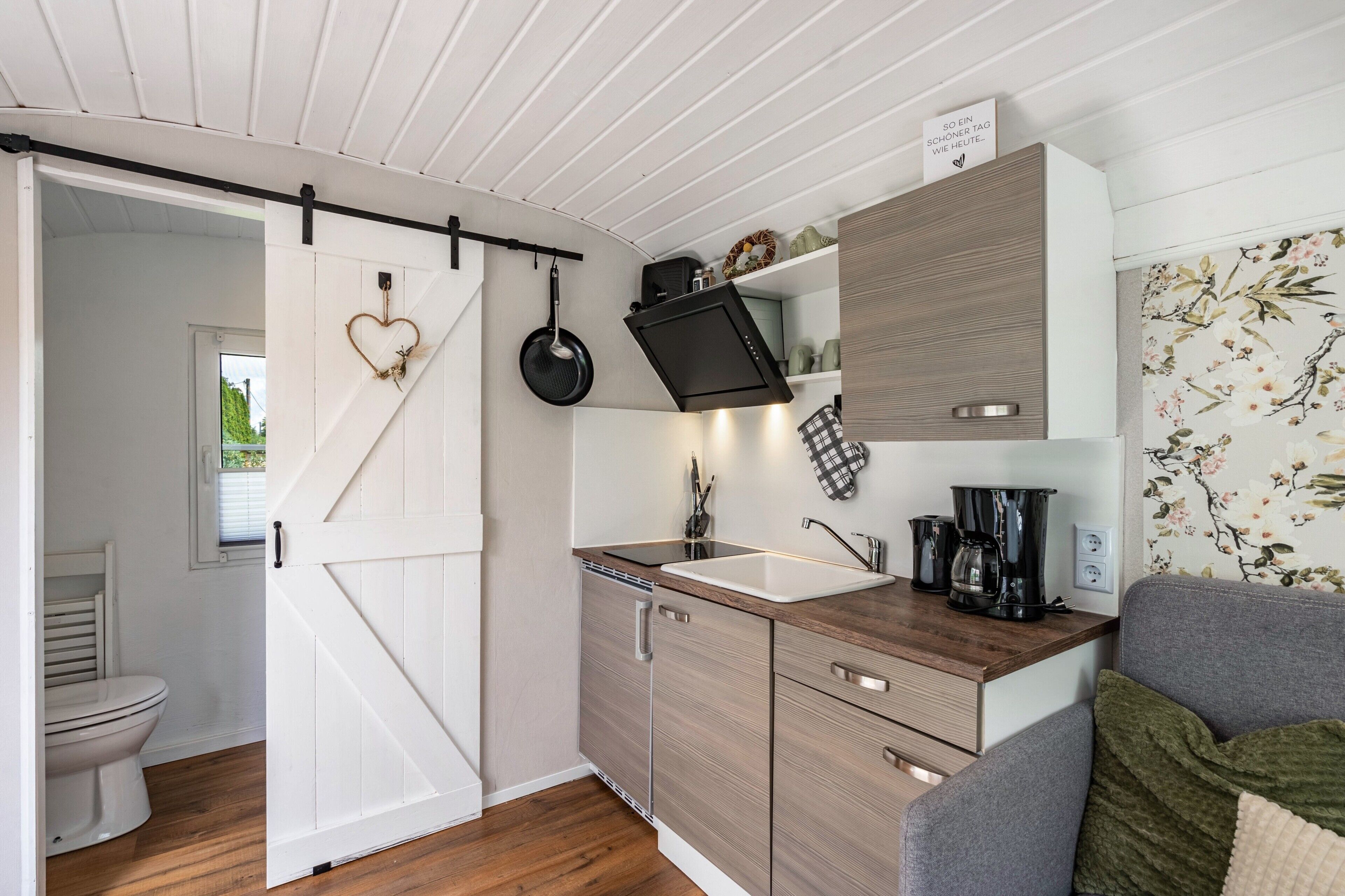 Kühlschrank, Ofen, Herdplatte, Wasserkocher mit Kaffee-/Teezubehör