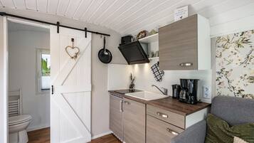 Kühlschrank, Ofen, Herdplatte, Wasserkocher mit Kaffee-/Teezubehör