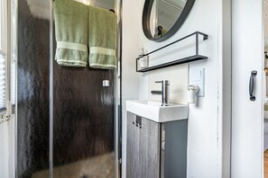 Dusche, Haartrockner, Handtücher