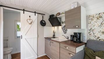 Jääkaappi, uuni, liesi, kahvin-/teenkeitin