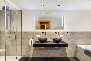 Dusche, Haartrockner, Handtücher