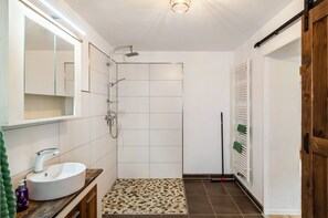 Shower, towels - Apartment 'Am Vogler' with Mountain View, Shared Terrace and Wi-Fi (Holenberg)