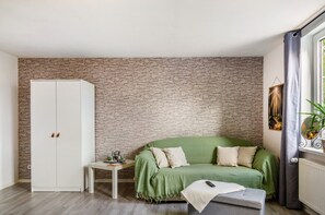 Téléviseur, foyer, table de ping-pong