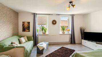 Fernseher, Kamin, Tischtennisplatte