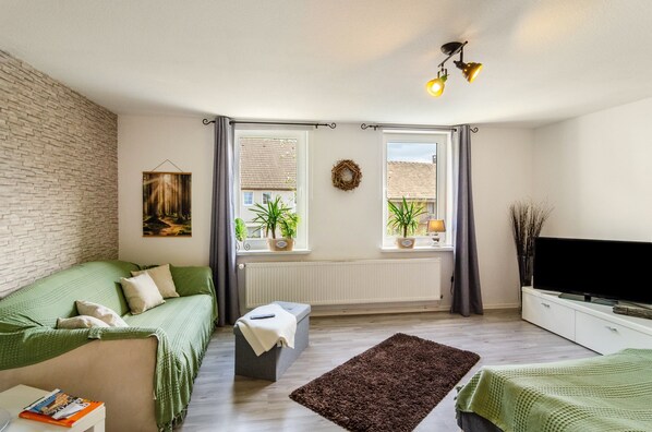 Téléviseur, foyer, table de ping-pong