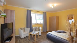 1 slaapkamer, een strijkplank/strijkijzer, gratis wifi, beddengoed