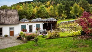 Ein Haus mit Garten, Gartenhaus und einer Solaranlage.