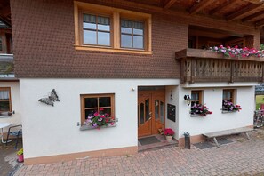 Exterior detail - Apartment 'Schweizer' with Mountain View, Balcony and Wi-Fi (Bernau im Schwarzwald)
