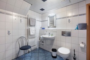 Suihku, hiustenkuivaaja, pyyhkeet