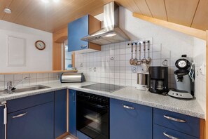 冷蔵庫、電子レンジ、オーブン、コンロ