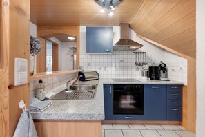 Fridge, microwave, oven, stovetop - Apartment 'Schweizer' with Mountain View, Balcony and Wi-Fi (Bernau im Schwarzwald)