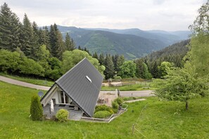 Exterior - Wolftalblick Holiday Home with Mountain Views, Private Terrace and Wi-Fi (Oberwolfach)