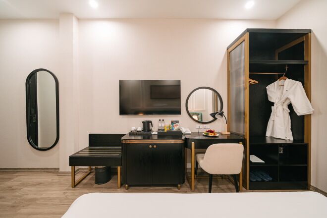 Allergitestet sengetøy, minibarvarer (inkludert) og safe på rommet