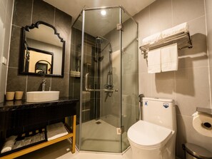 Ilmaiset hygieniatuotteet, hiustenkuivaaja, kylpytakit, tohvelit