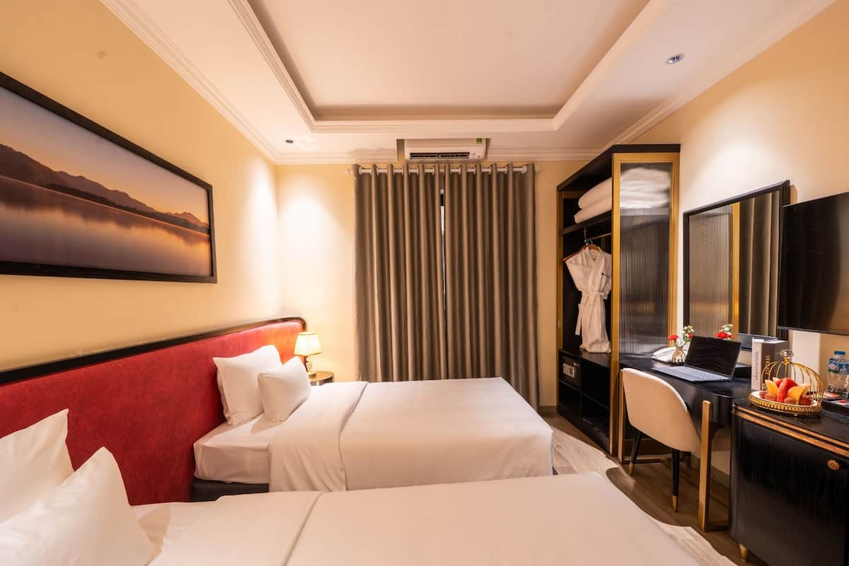 1 bedroom, hypo-allergenic bedding, free minibar items, in-room safe