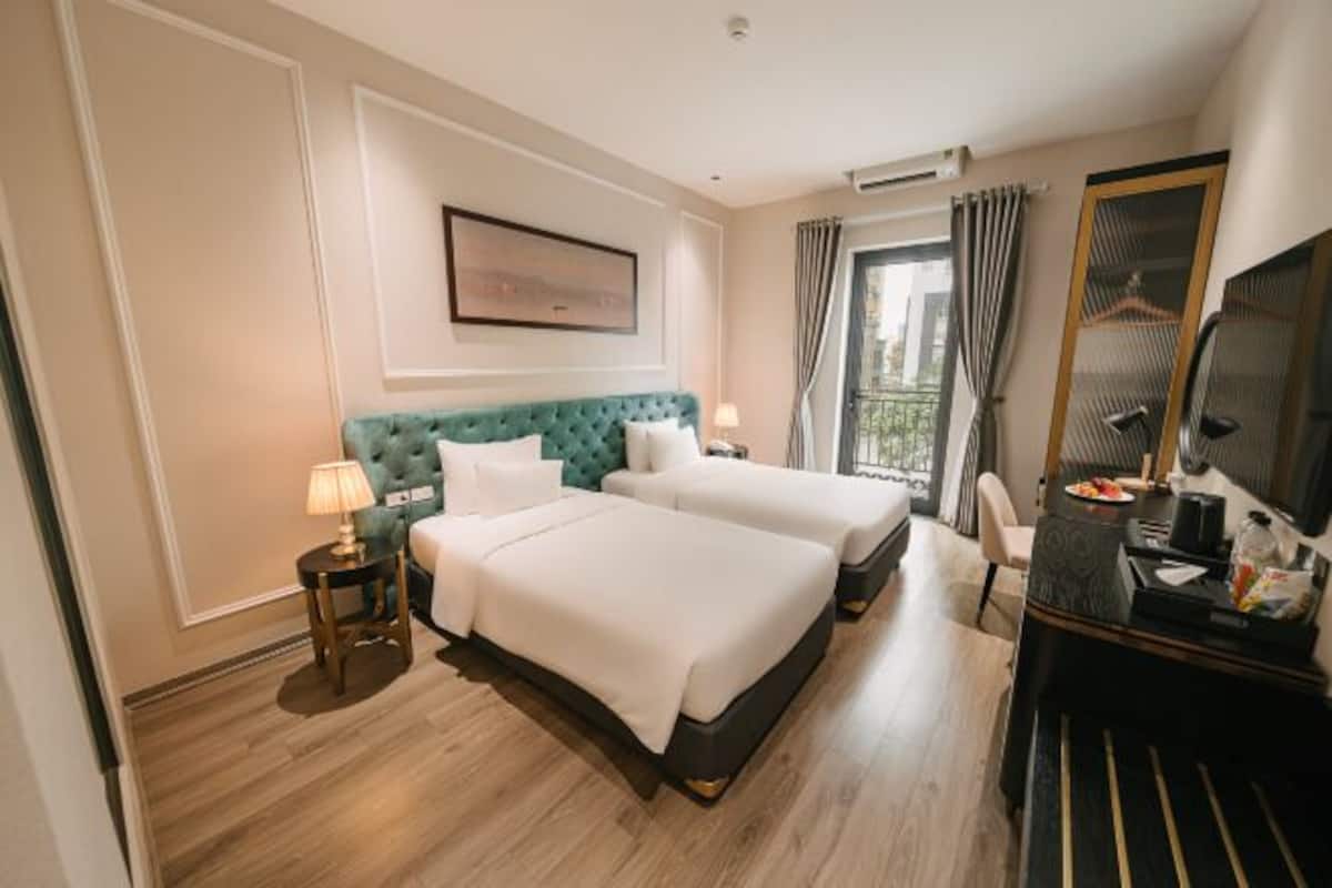 Allergitestet sengetøy, minibarvarer (inkludert) og safe på rommet