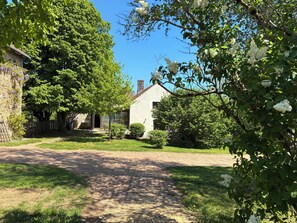 Property grounds - Aube du Morvan, charming family home (Dompierre-en-Morvan)