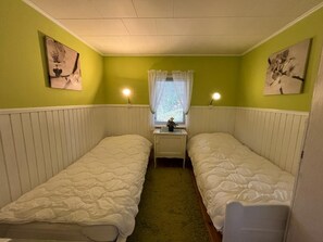 2 bedrooms, iron/ironing board, WiFi