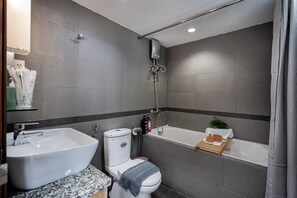 Un bagno moderno con lavandino, WC e vasca da bagno.