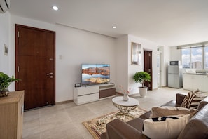 Departamento, 2 habitaciones, balcón, vista a la ciudad | Área de sala de estar | Televisión de pantalla plana