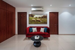 Apartment, 3 Bedrooms, Balcony, City View | Living area