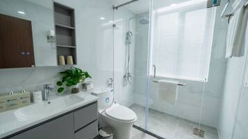 Habitación Deluxe doble, 1 cama de matrimonio grande, vistas a la ciudad | Baño | Ducha, artículos de higiene personal gratuitos y secador de pelo