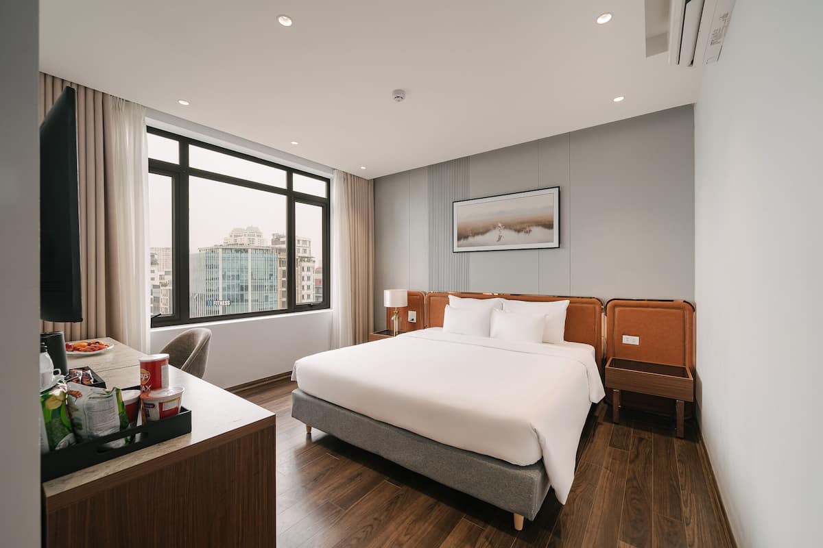 Deluxe Double Room, 1 King Bed, City View | Premium bedding, minibar, in-room safe, desk