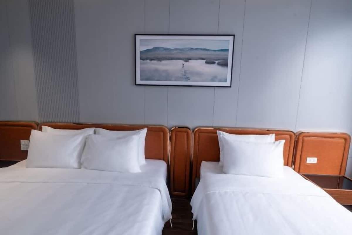 Hochwertige Bettwaren, Minibar, Zimmersafe, Schreibtisch