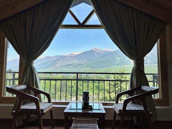 Free WiFi, bed sheets - Crimson inn by Senderos De Pine (Kullu)