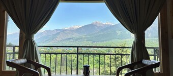 Crimson inn by Senderos De Pine