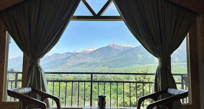 Crimson inn by Senderos De Pine