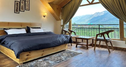 Crimson inn by Senderos De Pine