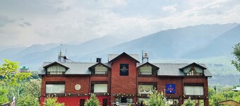 Crimson inn by Senderos De Pine