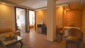 Habitación familiar | Espacio para trabajar con laptop, wifi gratis y ropa de cama