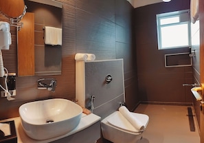 Phòng Premium | Phòng tắm | Buồng tắm vòi sen, máy sấy tóc, khăn tắm, xà phòng 