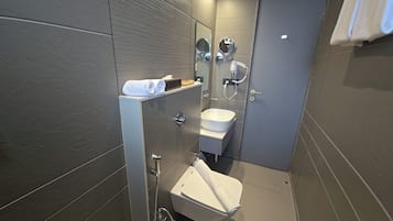 Chambre Deluxe | Salle de bain | Douche, sĂšche-cheveux, serviettes fournies, savon