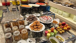 Un buffet proposant une variété de plats et de boissons.