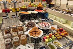 Um buffet com diversos alimentos e bebidas.