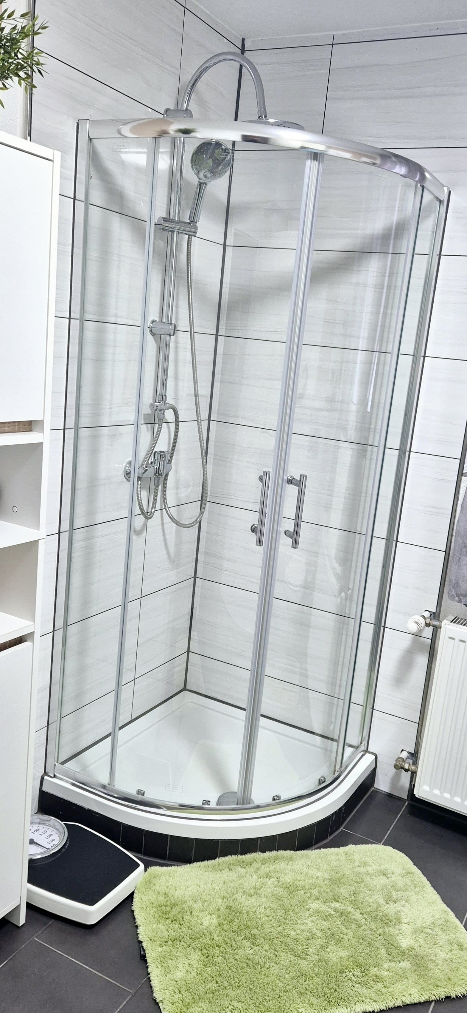 Douche, sèche-cheveux, serviettes fournies, savon