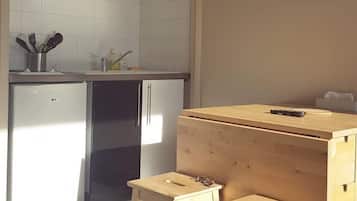 Een microgolfoven, een oven, een kookplaat