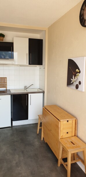 Micro-ondes, four, plaque de cuisson, cafetiĂšre/bouilloire