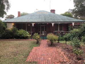 Exterior - Cosy and comfortable riverside homestead in Bridgetown - sleeps up to 14 guests. (Bridgetown)