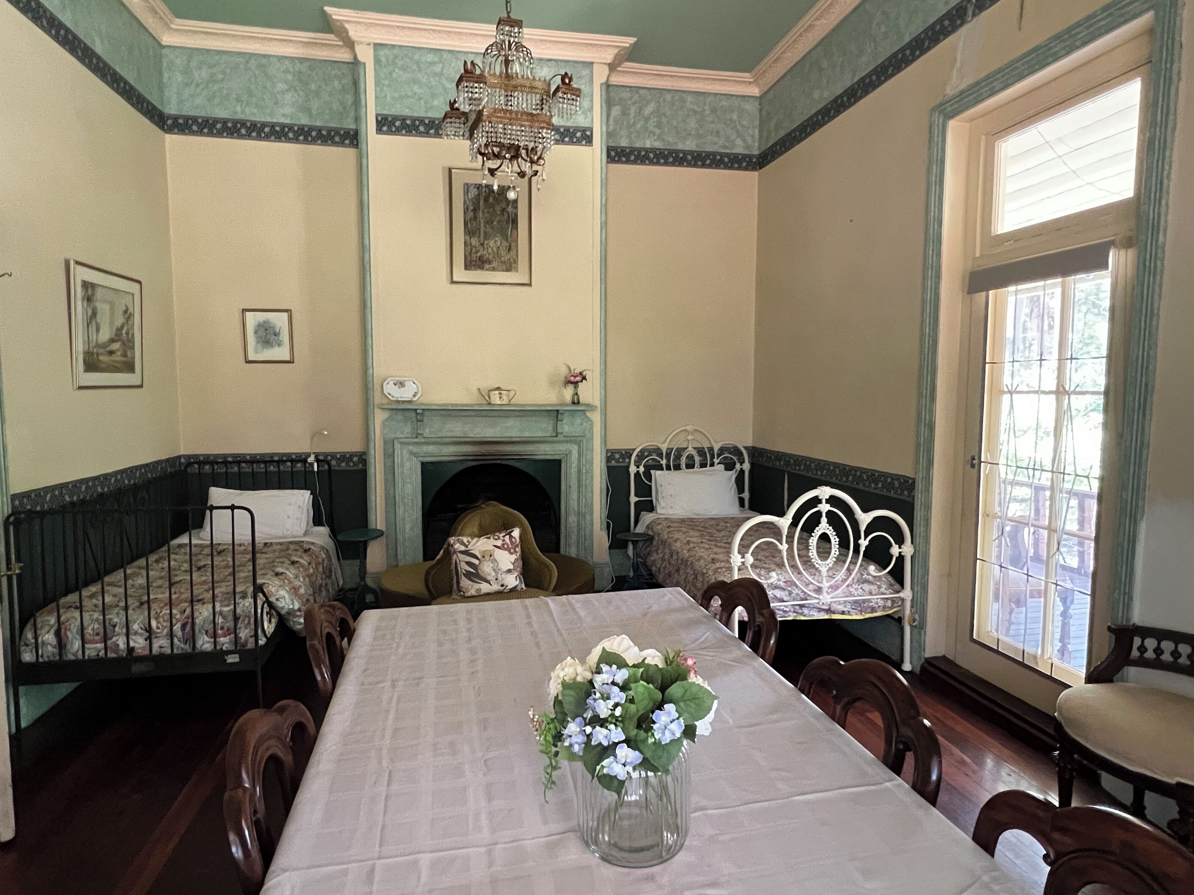 6 chambres, bureau, fer et planche à repasser, lit parapluie